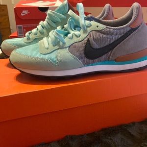 Nike internationalist sneakers